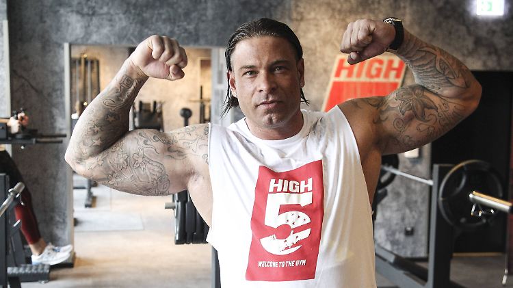 Muskel links, Muskeln rechts: Tim Wiese trainiert hart für seinen Traum.