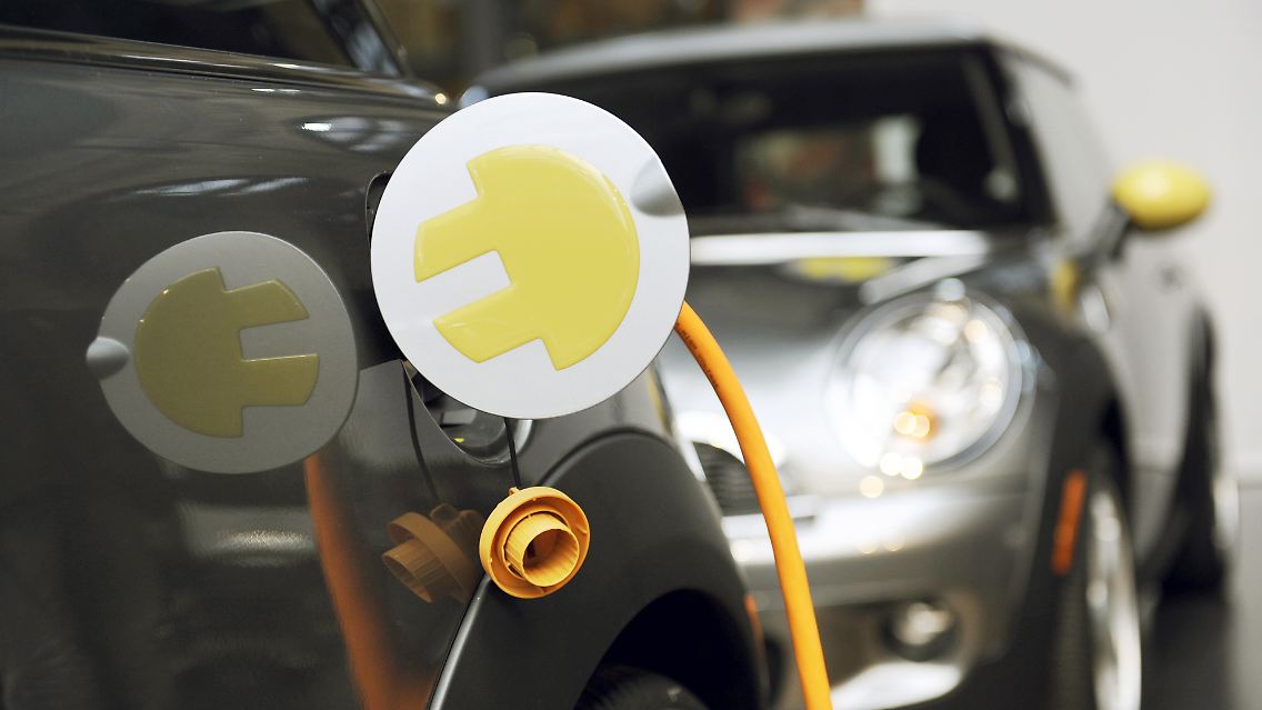 Aufladen eines Elektro-Mini.