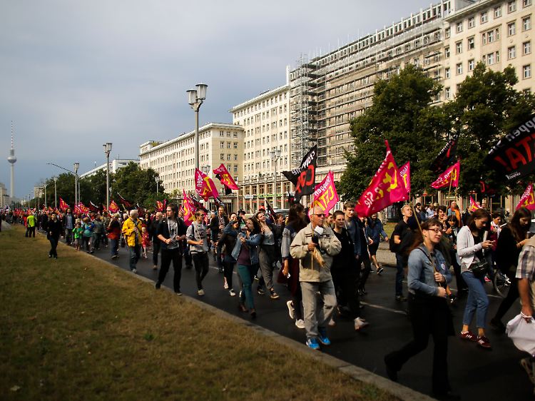 Die Demonstranten zogen unter anderem über die Karl-Marx-Allee, die ehemalige Paradestrecke in der DDR.