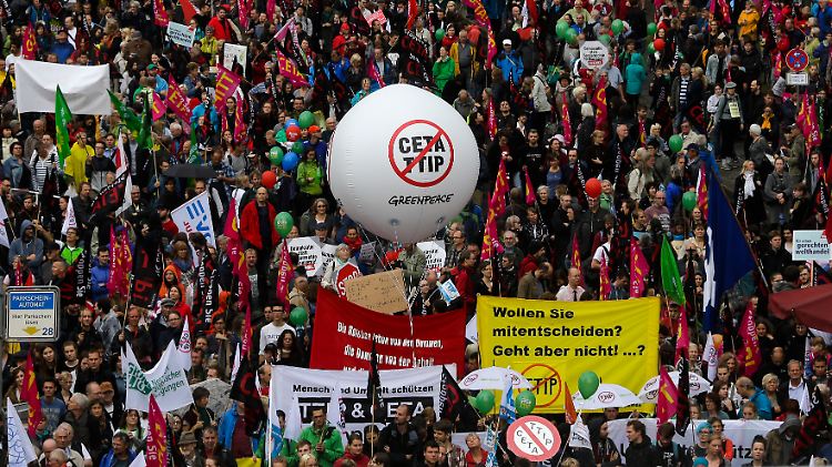 In Berlin sind Zehntausende zusammengekommen, um gegen die Freihandelsabkommen TTIP und Ceta zu demonstrieren.