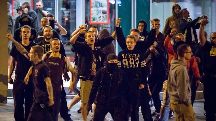 Neonazis und "besorgte Bürger" am vergangenen Donnerstag auf dem Bautzener Kornmarkt.