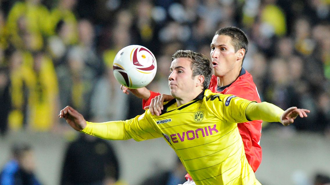 Nullnummer in Paris: Dortmunds Mario Götze und sein Gegenspieler Sylvian Armand.