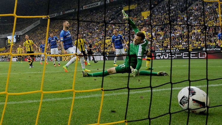 Gonzalo Castro traf zum 4:0 per Hacke - wenig später kopierte BVB-Joker Sebastian Rode das Traumtor.