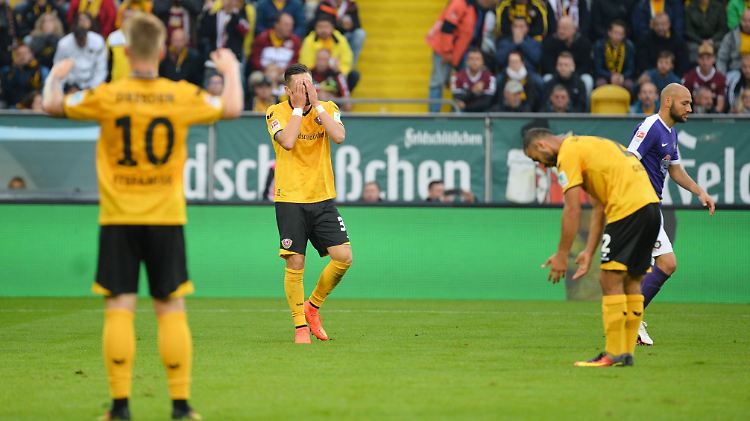 Für Dresden hieß es gegen Aue: Drei Gegentore statt drei Punkte.