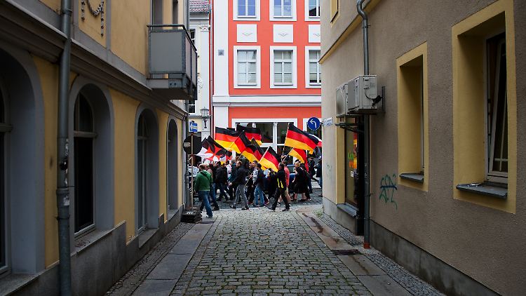 Rund 150 Menschen folgten dem Aufruf von rechten Gruppen, durch Bautzen zu marschieren.