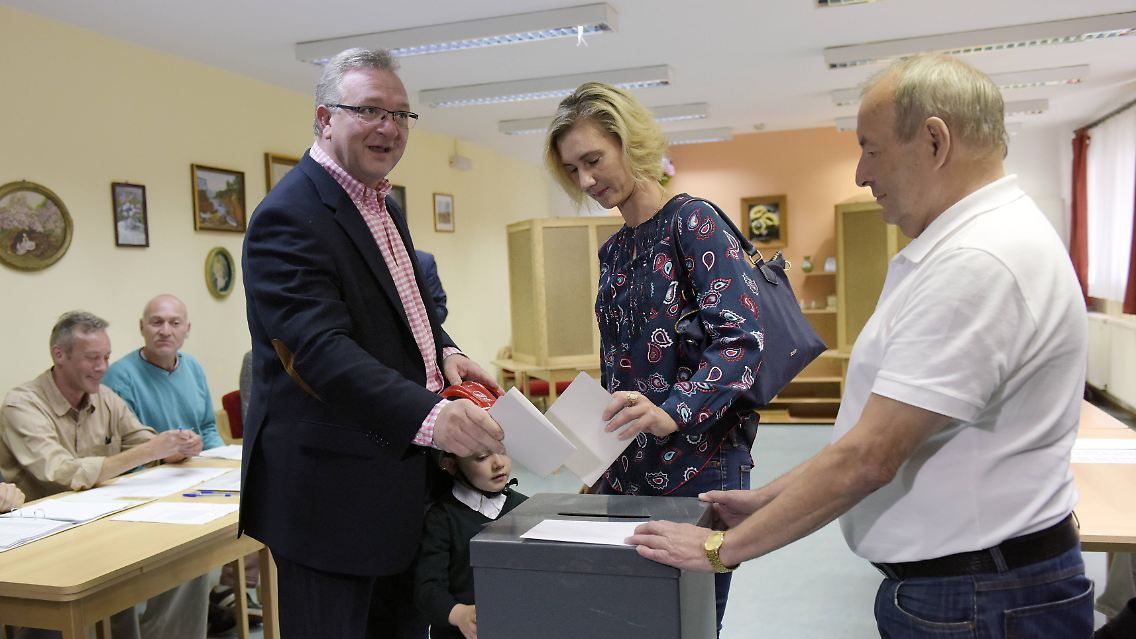 CDU-Spitzenkandidatn Frank Henkel schritt ebenfalls mit seiner Frau zur Urne.