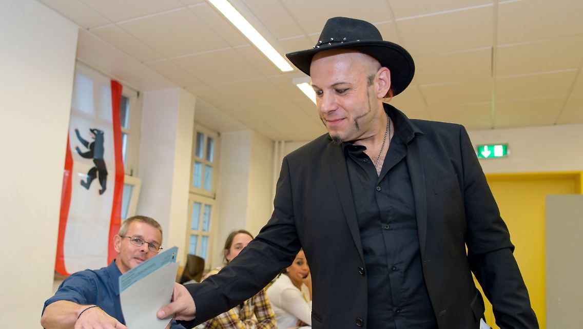 Spitzen-Pirat Bruno Kramm bei der Stimmabgabe.