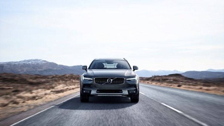 Die Front des Volvo V90 Cross Countrywirkt angriffslustig.