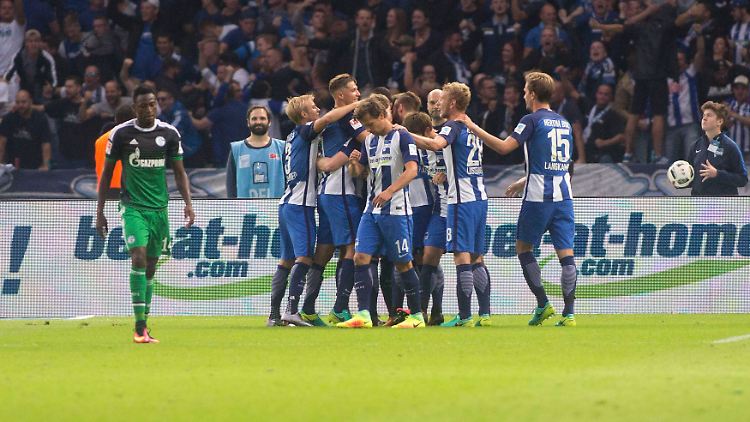 Verlierer (l.) und Sieger (r.).