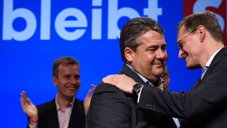 Sigmar Gabriel und Michael Müller ist nicht so recht zum Feiern zumute.