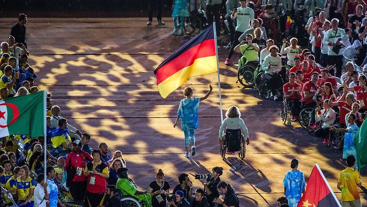 Basketballerin Annika Zeyen trug die deutsche Fahne ins Maracana. 