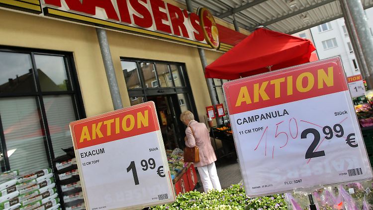 Supermärkte im Sonderangebot: Während es für einige gutgehende Filialien zahlreiche Interessenten gibt, droht vielen defizitären Kaiser's-Märkten das Aus. 