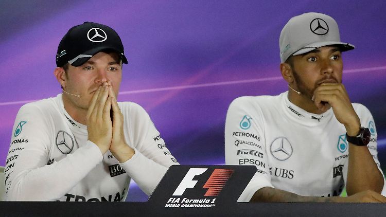 Auf der Strecke ist Lewis Hamilton (r.) derzeit chancenlos gegen seinen Teamrivalen Nico Rosberg. Das stimmt ihn doch nachdenklich.