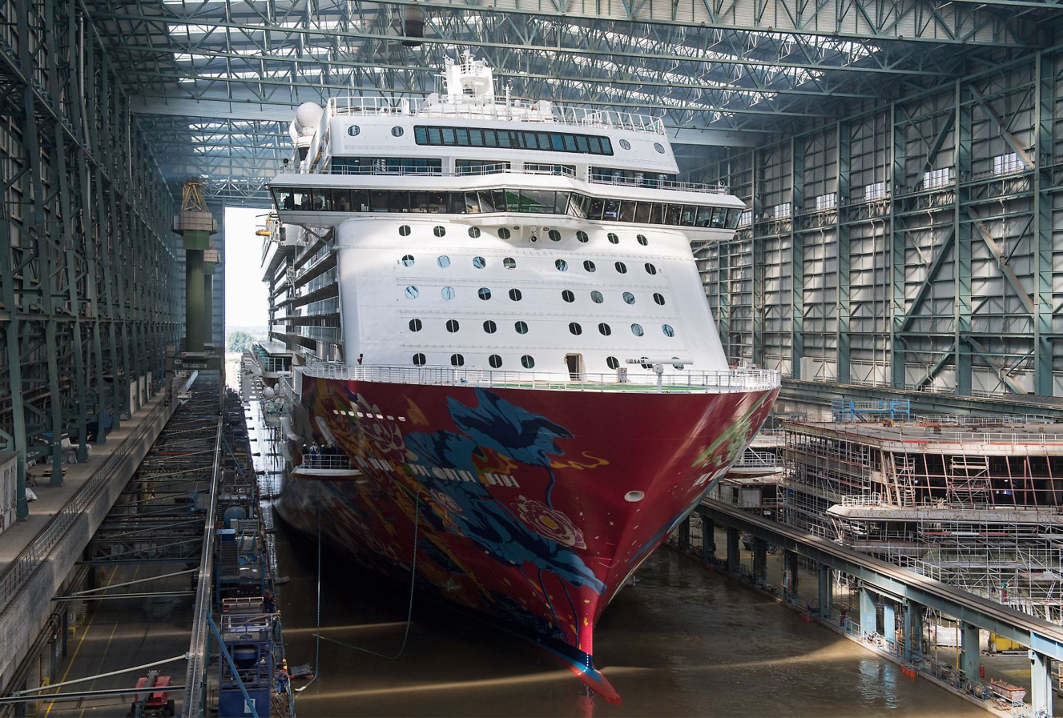Der jüngste Kreuzfahrtschiff-Neubau "Genting Dream" der Meyer-Werft im emsländischen Papenburg ist bereit, auf Reise zu gehen.