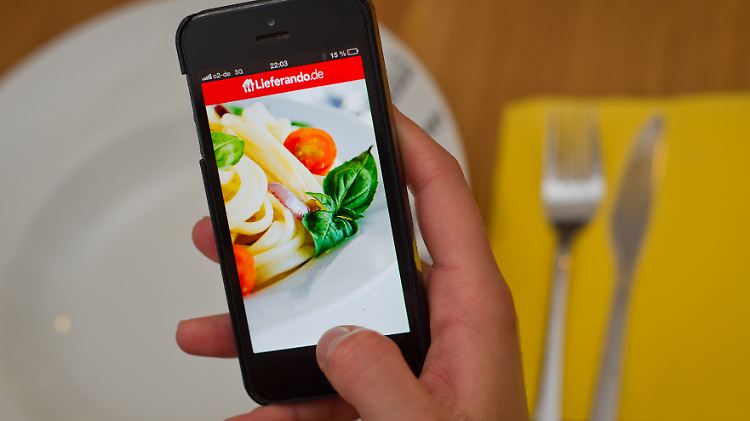 Vom Handy auf den Teller: Lieferdienste versorgen vor allem Großstädter.