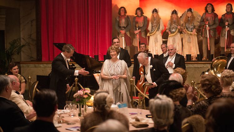 Florence Foster Jenkins (Meryl Streep) genießt den großen Auftritt. Galant an ihrer Seite: ihr Gatte St. Clair Bayfield (Hugh Grant).