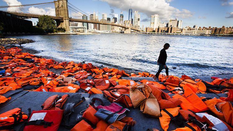 Hunderte Rettungswesten weisen in New York anlässlich des Flüchtlingsgipfels auf die Gefahren hin, die viele Menschen bei der Überfahrt über das Mittelmeer auf sich nehmen.