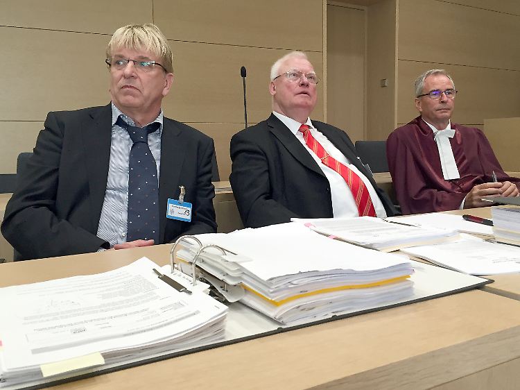 Hans Herrnberger (l.), der Präsident des SV Wilhelmshaven, sitzt im Juli 2016 zusammen mit dem Aufsichtsrat und Anwalt Harald Naraschewski (m.) und dem BGH-Anwalt Arn Osterloh (r.) beim Bundesgerichtshof in Karlsruhe.