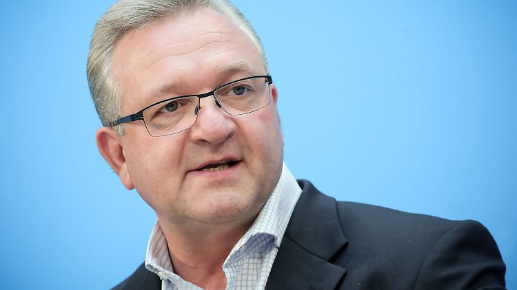 Frank Henkel will seinen Hut nehmen.