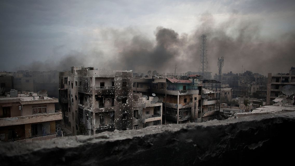 Nach Darstellung eines Journalisten, der für das russische Fernsehen aus Aleppo berichtet, lassen die Aufständischen die Zivilisten aus den von ihnen kontrollierten Teilen der Stadt nicht mehr in die Hälfte, die von den Assad-Truppen gehalten wird.