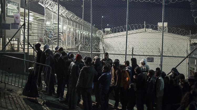 Griechische Medien berichteten, im sogenannten Hotspot seien Gerüchte über die drohende Abschiebung von Migranten in die Türkei kursiert, weshalb es zu Aufständen und Brandstiftung gekommen sei.