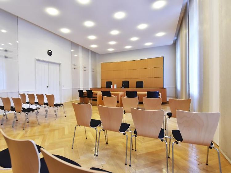 Hier gilt Höflichkeit: Weil ein Kläger sich im Gerichtssal im Ton vergriff, wurde er zu einem Ordnungsgeld verdonnert.
