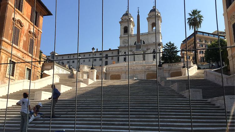 Vor der Spanischen Treppe in Rom sind wegen Restaurierungsarbeiten Absperrungen aufgestellt. Besucher können sie ab dem 21. September wieder betreten.