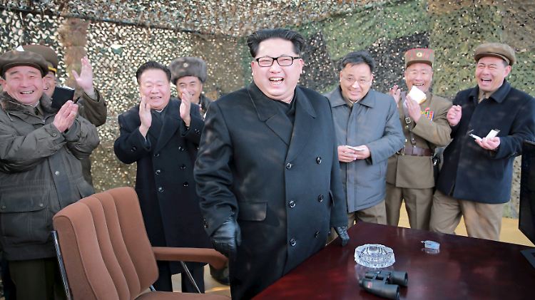 Das von Nordkorea veröffentlichte Foto zeigt Diktator Kim beim Start einer Testrakete im September.