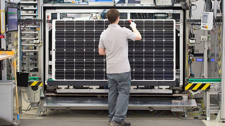 Ein Solarworld-Mitarbeiter bereitet in Armstadt (Thüringen) ein Solarmodul auf einen Leistungstest vor.