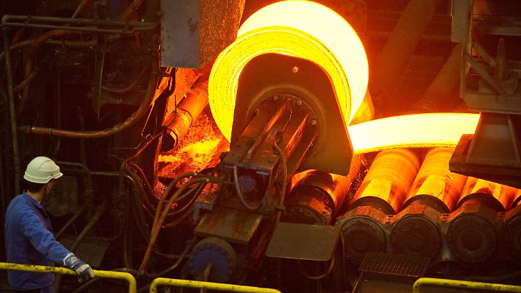 Stahlproduktion bei ArcelorMittal im brandenburgischen Eisenhüttenstadt.