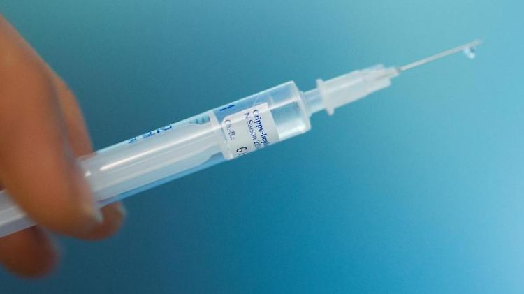 Bislang übernehmen die gesetzlichen Krankenkassen in der Regel die Kosten für den deutlich günstigeren Dreifachimpfstoff - außer wenn der Arzt die Verschreibung des teureren Präparats begründet.