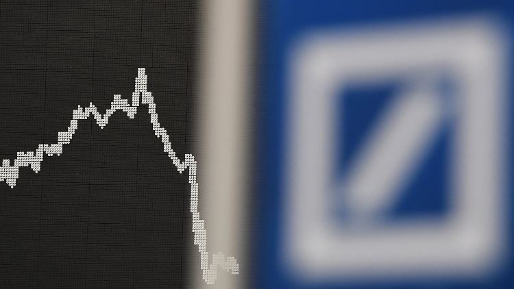 Anleger reagierten auf die drohende US-Milliardenstrafe mit einer Flucht aus dem Deutsche-Bank-Papier. 