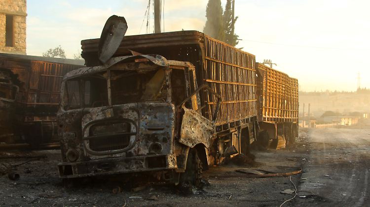 78.000 Menschen sollten sie mit ihrer Fracht helfen, doch der Konvoi von UN und Internationalem Roten Kreuz wurde beschossen, bevor er sein Ziel westlich von Aleppo erreichte.