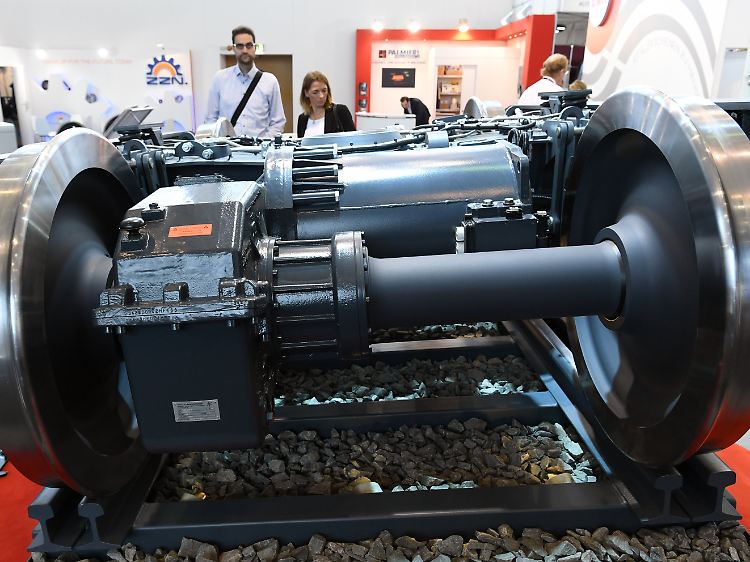 Besucher betrachten auf der Innotrans das Drehgestell "Bogie" der Firma Eisenbahn-Laufwerke Halle.