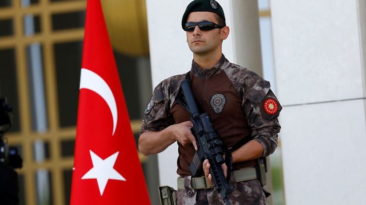 Islamistischer Terror, der Kampf gegen die verbotene kurdische Arbeiterpartei PKK, die Ermittlungen nach dem Putsch - die türkische Polizei ist derzeit im Dauereinsatz.