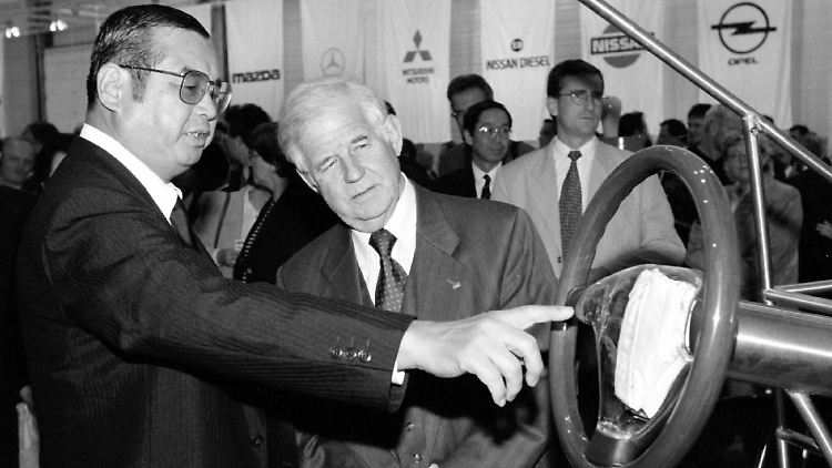 Firmenpatriach Juichiro Takada führt dem damalige Ministerpräsident Kurt Biedenkopf 1998 beim sächsischen Tochterunternehmen des Zulieferers die Funktion eines Airbags vor - die Präsentation verlief Berichten zufolge unfallfrei.