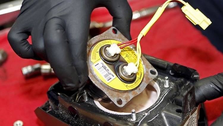 Gefährlicher Lebensretter: Trotz der schrecklichen Todesfälle, haben Airbags insgesamt eine deutlich positive Bilanz vorzuweisen. Nach Angaben der US-Sicherheitsbhörde NHTSA stehen Tausenden jährlich durch Airbags geretteten Leben wohl insgesamt elf Todesfälle gegenüber.