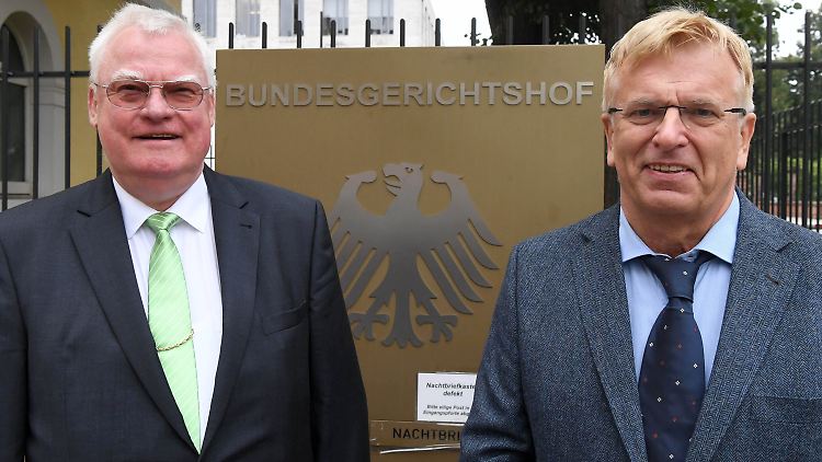 Hans Herrnberger (r), Präsident des SV Wilhelmshaven, und Harald Naraschewski, Aufsichtsrat und Rechtsanwalt, freuen sich über das Urteil.