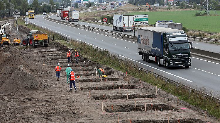 Der Anfang ist gemacht: Arbeiter haben in Calais bereits Löcher ausgehoben. Dort soll demnächst eine meterhohe Mauer stehen.