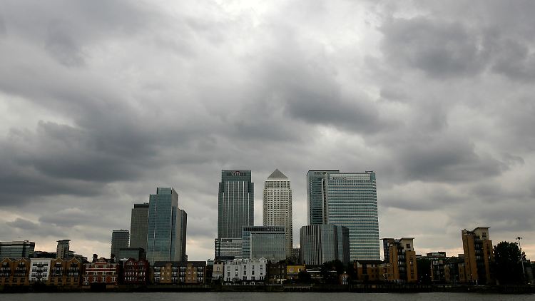 Dicke Wolken über dem Finanzdistrikt Canary Wharf.