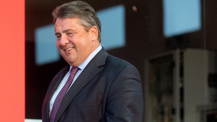Sigmar Gabriel ist ein Kritiker der Russland-Sanktionen und könnte mit Wladimir Putin über teilweise Lockerungen sprechen. 