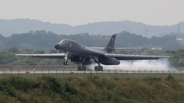 Ein Überschallbomber vom Typ B-1B landet auf dem Luftwaffenstützpunkt in Osan. 