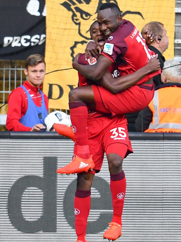 Heiterkeit auf dem Betzenberg: Lauterns Torschütze zum 2:0, Osayamen Osawe (l), und Jacques Zoua.