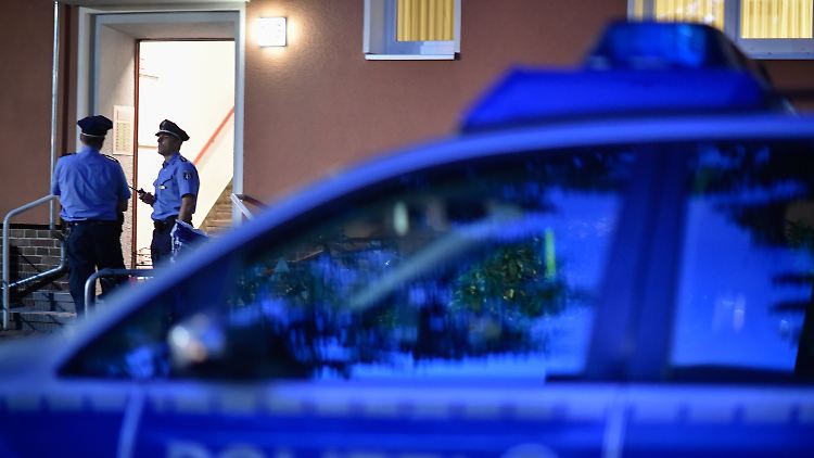 Die Polizei vor Claus-Brunners Wohnung.