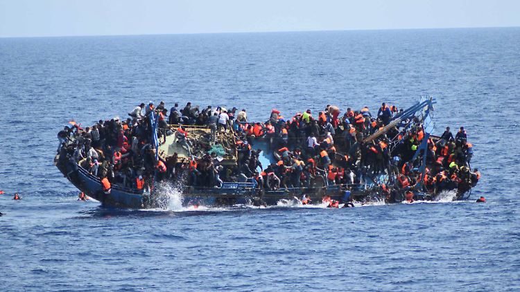 Mehr als 3000 Flüchtlinge sollen in diesem Jahr bereits im Mittelmeer ertrunken sein - dieses überfüllte Boot kenterte im Mai vor der libyschen Küste.