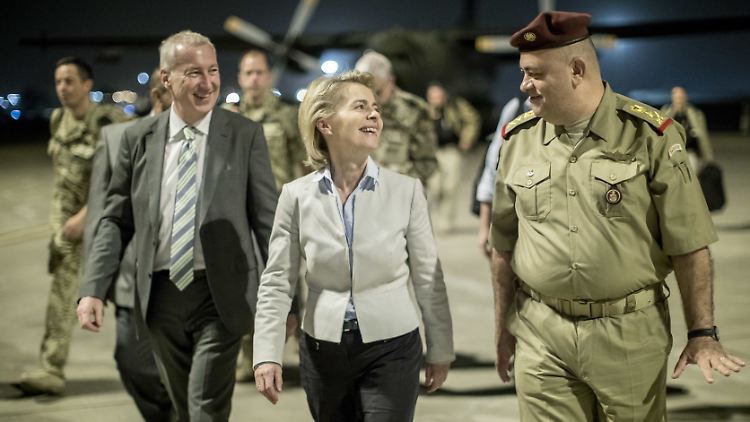 Die Bundesverteidigungsministerin ist nach ihrer Landung in Bagdad guter Dinge und scherzt mit Botschafter Josef Kremp (l.) und dem irakischen General Salah al-Din.