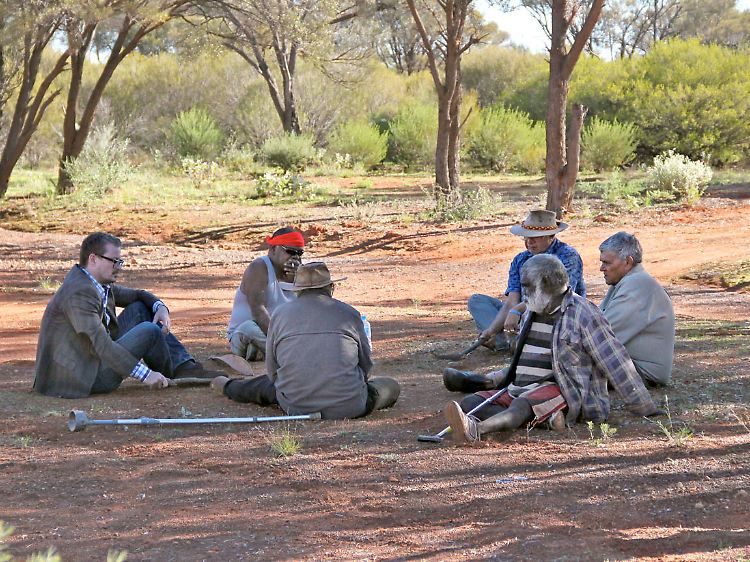 Professor Eske Willerslev (l.) im Gespräch mit Aborigine-Ältesten in der Region Kalgoorlie in Südwest-Australien.