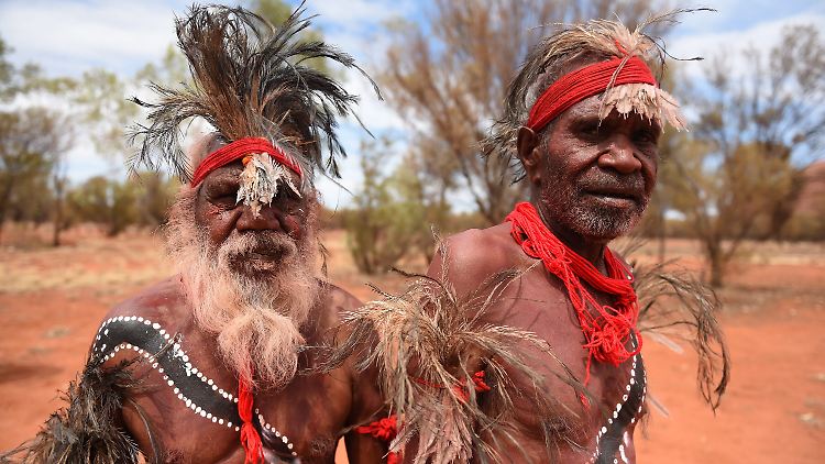 Aborigines in Mutitjulu in Northern Territory, Australien.