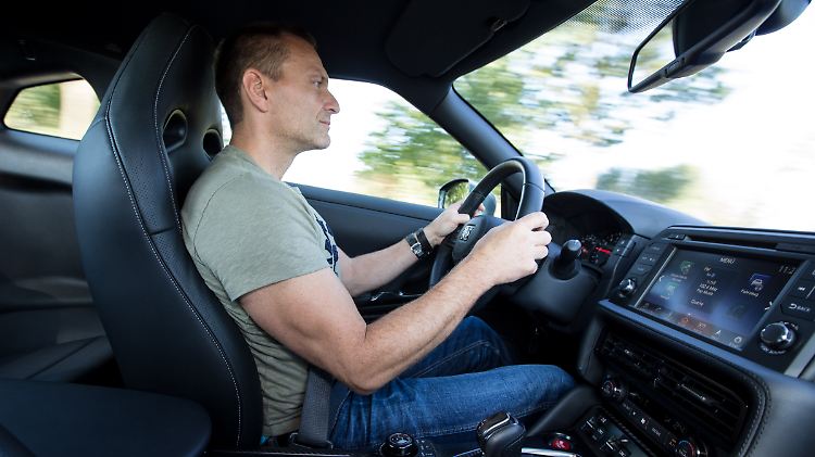 Die Paddles befinden sich jetzt auch beim Nissan GT-R am Lenkrad, was Schaltvorgänge beim sportlichen Kurvenlauf enorm verbessert.