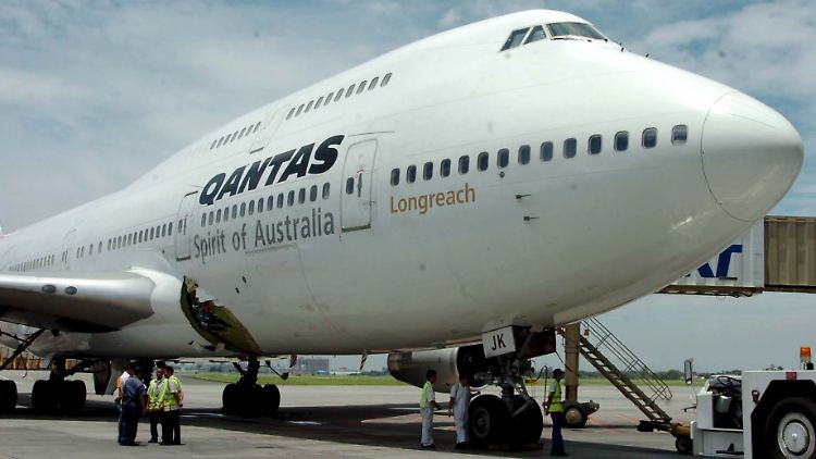 Eine beschädigte Boeing 747-400 der Qantas auf dem Flughafen von Manila (2008). Schon in den zurückliegenden Jahren hatten die Australier etliches Pech mit diesem Flugzeugtyp.
